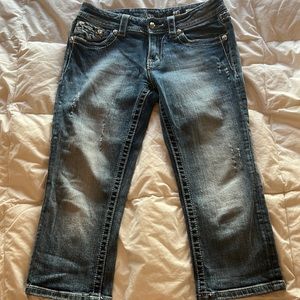 Distressed wash Miss Me Capri Jeans